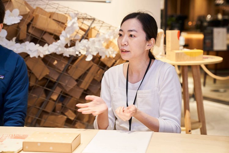 パイナップルケーキから台湾のおもてなし文化のことまで楽しく話してくださった、台湾出身の王さん。