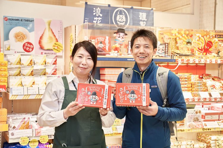 「大阪のお土産を案内している私はじつは佐賀県出身なの〜」と気さくにお土産を紹介してくださった店長の田中さん。