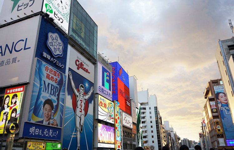 物語の舞台は大阪。オープニングには大阪の名所が登場した。