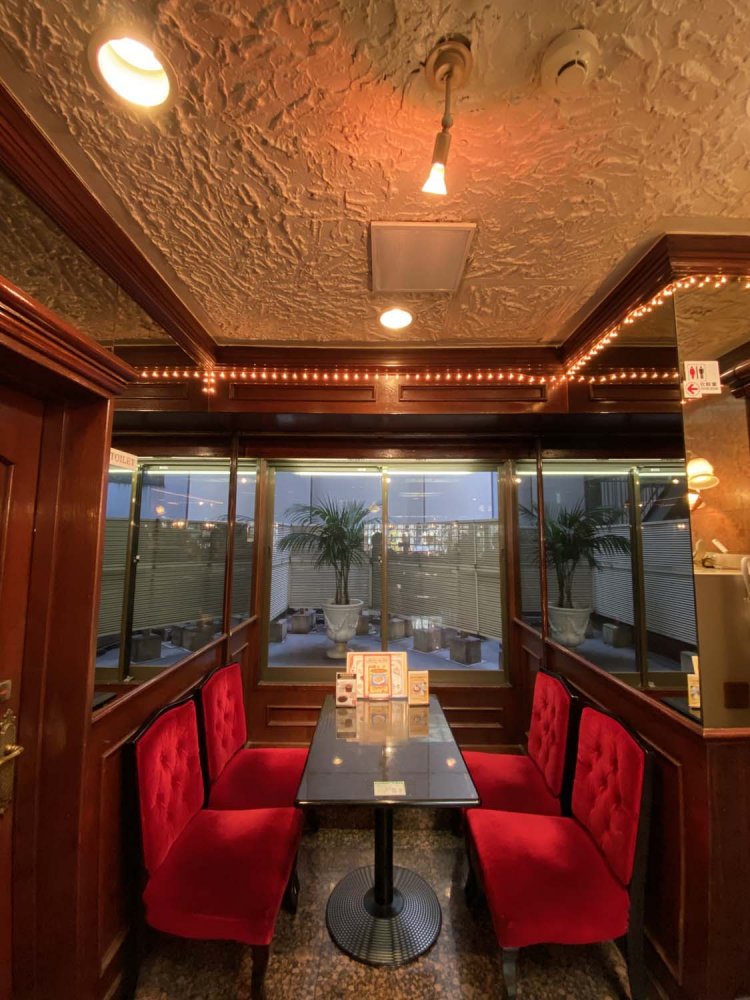 店内再奥にある4人掛け席。半個室のような特別感があり、ビルの踊り場が見えるのも開放的だ。