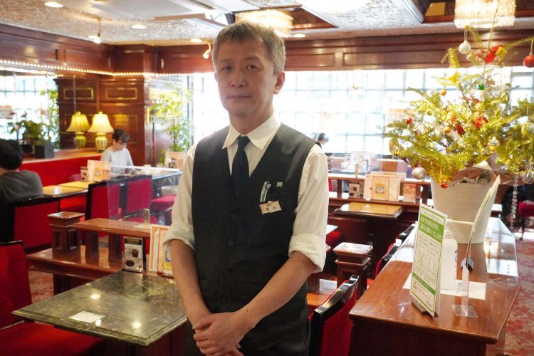 店名が刺繍された黒の制服がビシッと決まる清水店長。