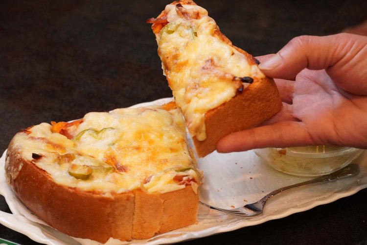 2.5㎝ほどの厚みがあるトーストは食べごたえがある。