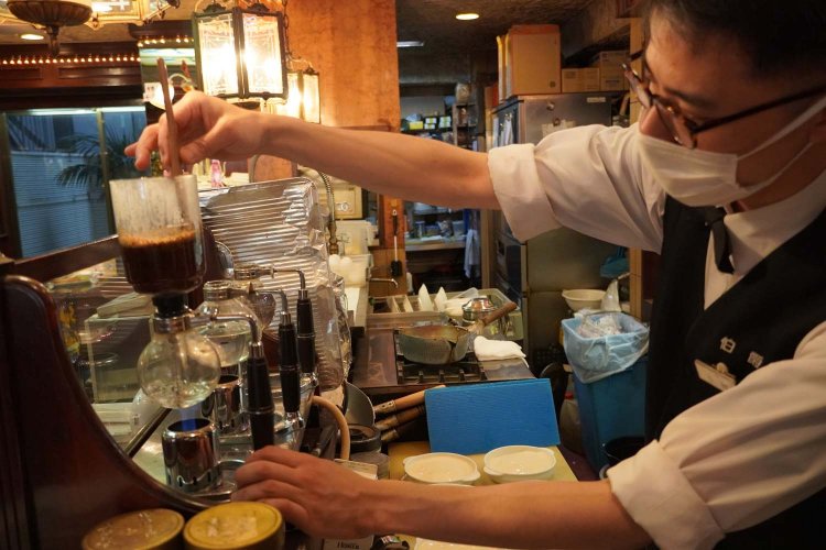 サイフォンで淹れるコーヒーは、豆も挽きたてで香り高い。