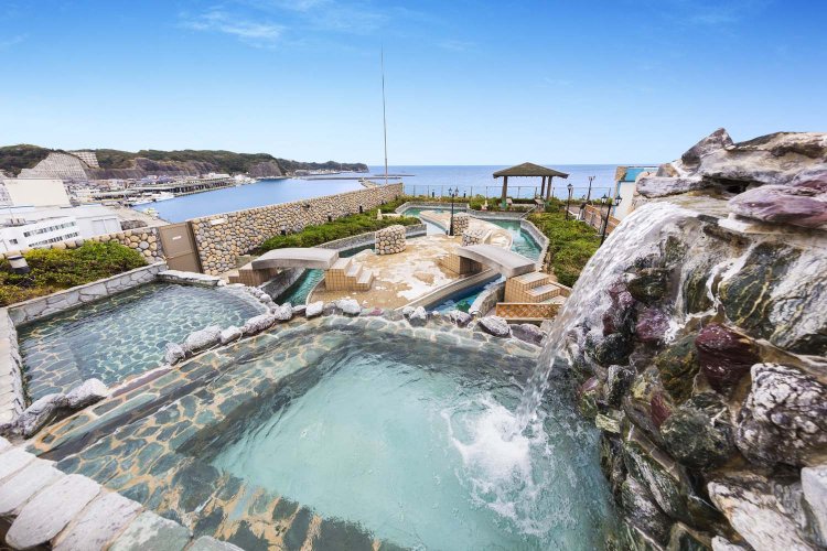 海と空との一体感が得られる「天空露天の湯」は、自然石を使った庭園風の岩風呂。