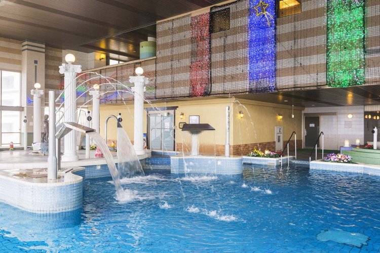 1周100ｍもある温水プール。有料で水着レンタルもあるので安心だ。