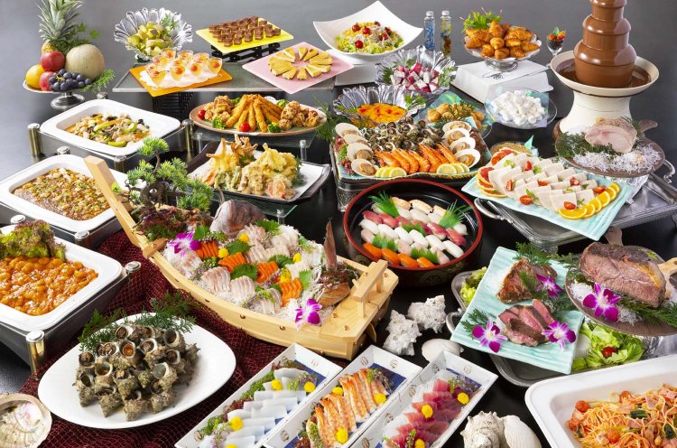夕食のバイキングは、新鮮な魚介料理はもちろん、和洋中幅広い料理を楽しめる。