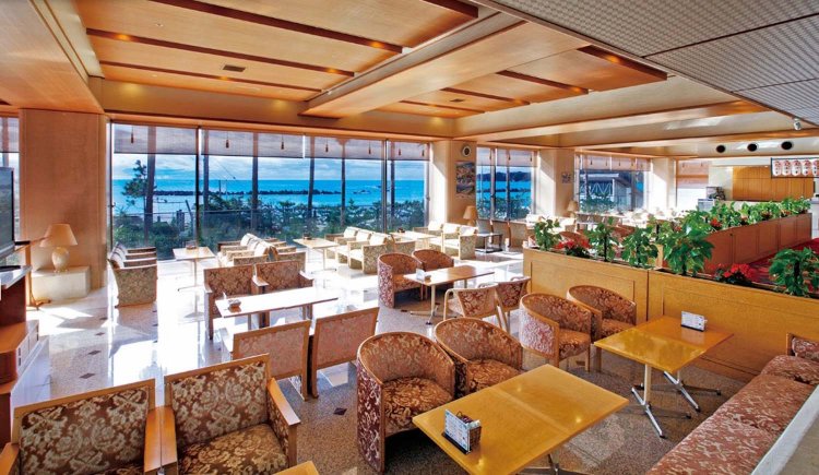 豪華な装飾で、開放的なロビー・ラウンジ。湯上がりのひと休みに利用したい。