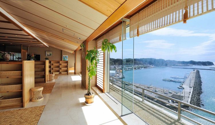 脱衣所もこの眺望。夜は海に浮かぶ漁り火を眺めることができる。