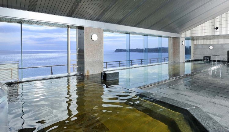 13階の女性用大浴場。波静かな勝浦湾の風景に心が和み、時が経つのも忘れる。