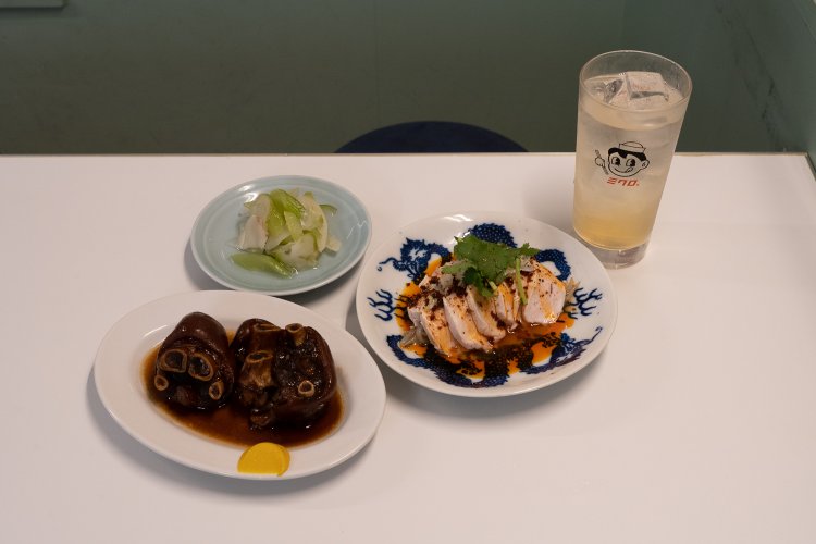 スパイスチューハイ550円、マーラーよだれどり650円、ザーサイセロリ450円、豚足500円。席料が別途100円かかる。