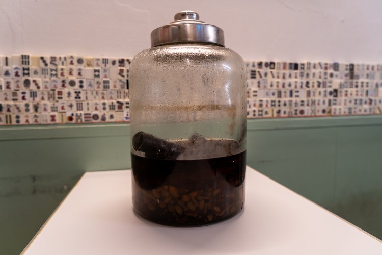 いつもはキッチンにあるスパイスシロップの瓶。シロップから上にはみ出ているのは大きなシナモン。いい色に仕上がっている。