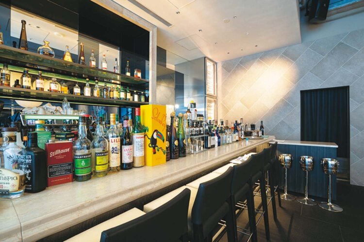 バーカウンターがあり、「カクテルを一杯だけ」という使い方もできる。