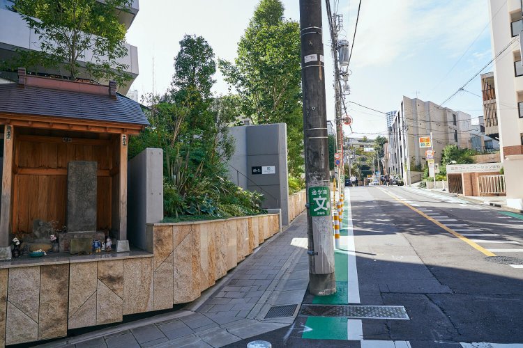 今回のルートでは、この観音坂が恵比寿の入り口。中腹に馬頭観世音が、坂下には道しるべが立つ。