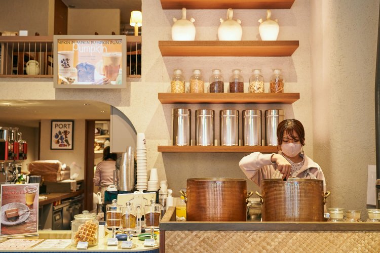 「茶葉とスパイスを煮詰めてチャイの原液を作ります」