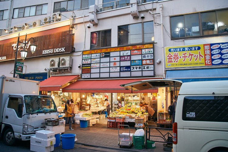 恵比寿駅前で50年以上続く商店街、『えびすストア』。鮮魚店は良心的な価格で、近隣住民やプロの料理人も仕入れに訪れる。