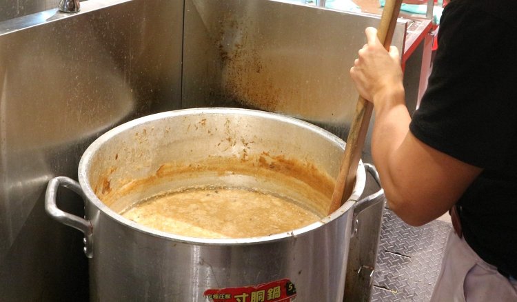 旨味を逃さないよう、長時間じっくりと火を入れる。