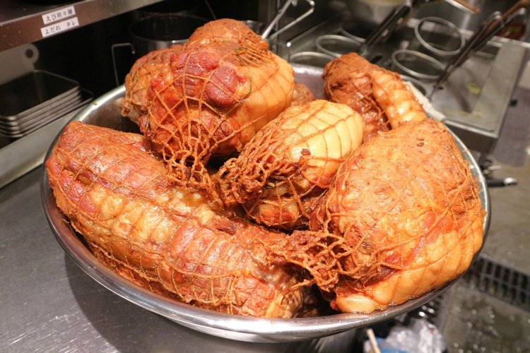 長時間かえしで煮込んだチャーシューも、見ているだけで食欲が湧いてくる。