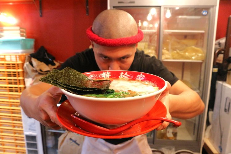 ラーメンは店主お決まりのセリフ「いってらしゃい！」と共に運ばれてくる。