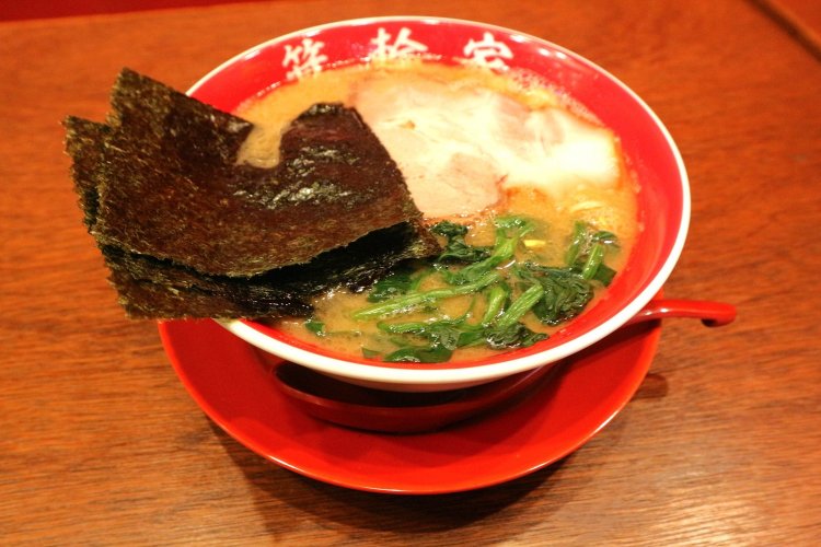 写真は、箕輪家ラーメンの並900円。中は1000円、大は1100円。