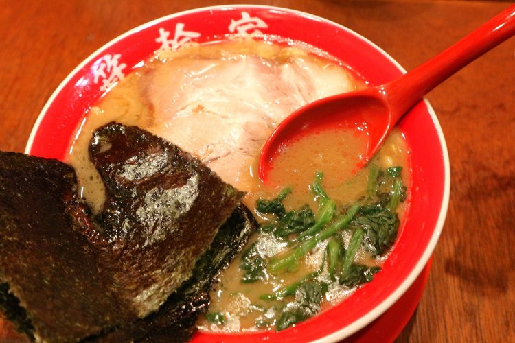 箕輪家ラーメンの並900円。とろみがあるスープがたまらない。