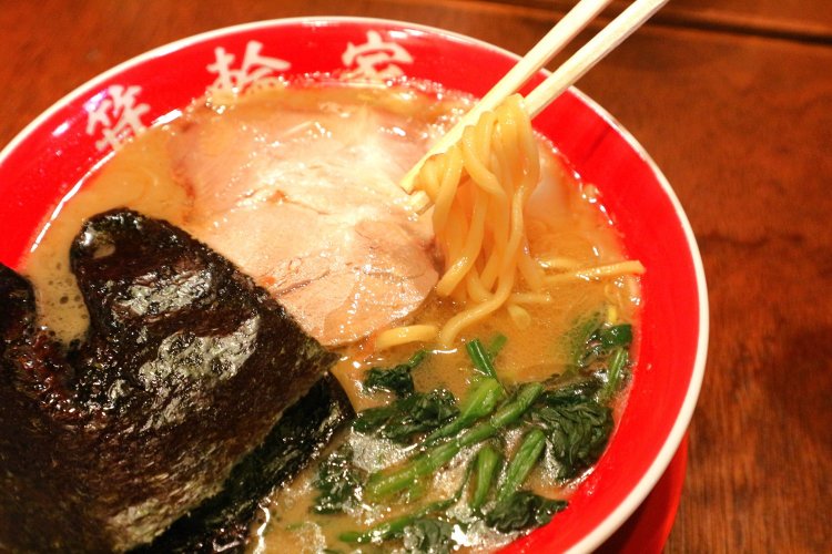弾力がありながら歯切れの良いちぢれ麺は、大正食品が『箕輪家』のスープに合うよう開発した。
