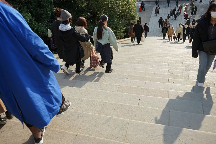 上ってみると階段はなかなかに急だ。