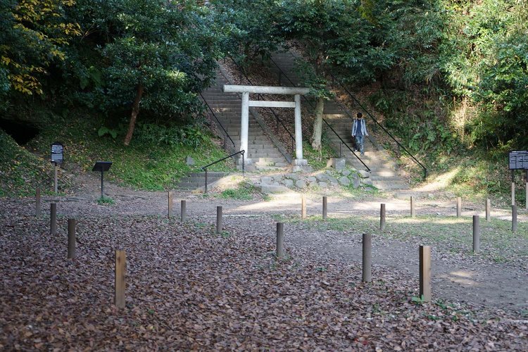 義時の墓があったといわれる法華堂跡。