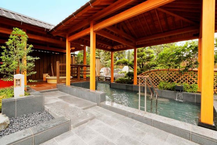 東屋がかかった全天候型の露天エリア。美しい庭園でも心が和む。