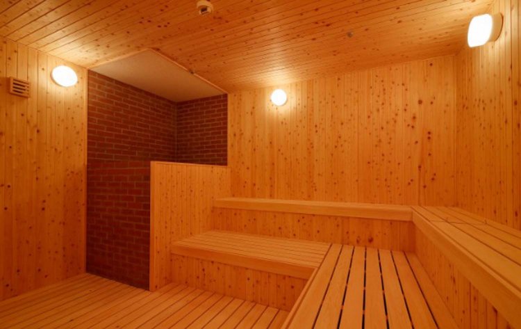 広々としたフィンランド式サウナの利用の後は、天然地下水を引いた総ヒノキ造りの水風呂に浸かろう。