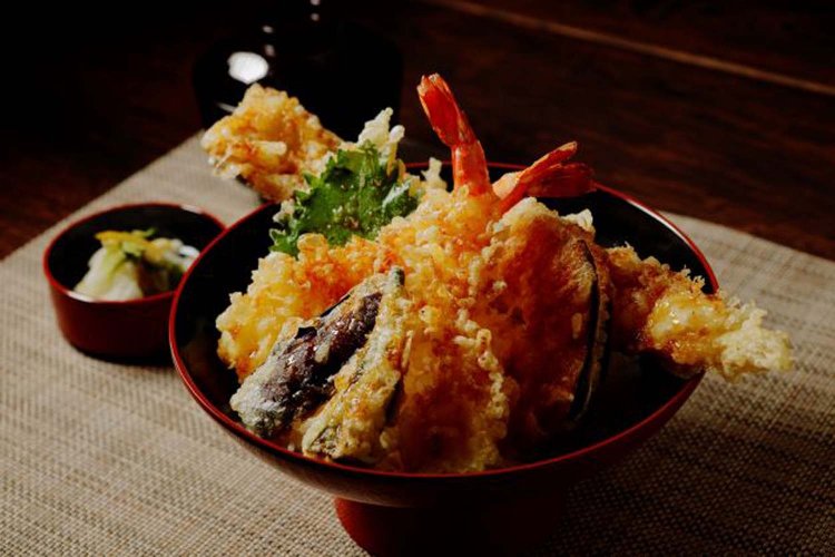 和食や中華など、バラエティに富んだ食事が楽しめる。