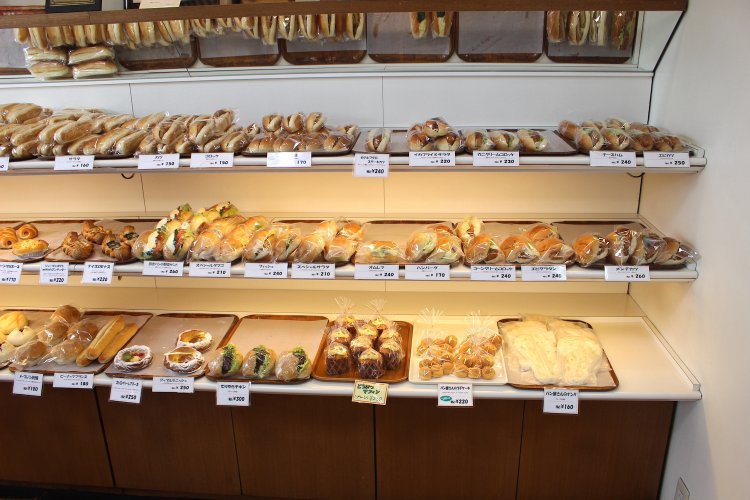 お手頃な惣菜パンがズラリと並ぶ。