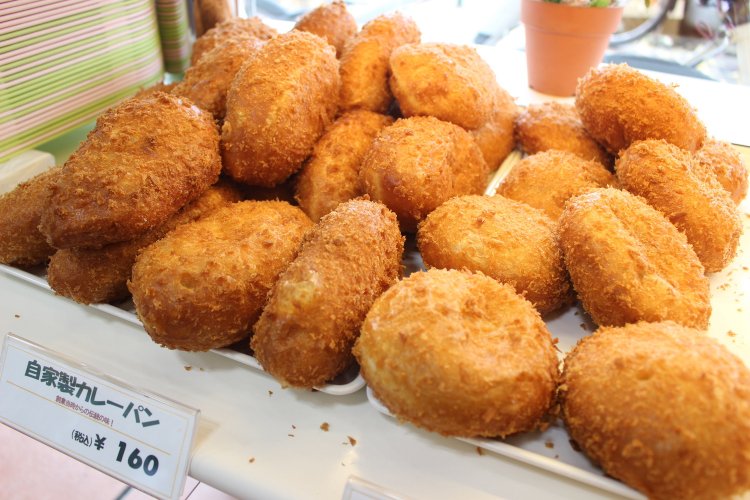 カレーパン160円のフィリングは、マニア喜ぶ黄色いカレー。