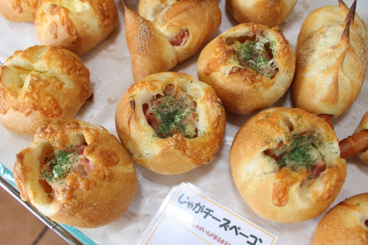 じゃがチーズベーコン210円。バリッとした生地とホクホクじゃがいもの取り合わせは最高。