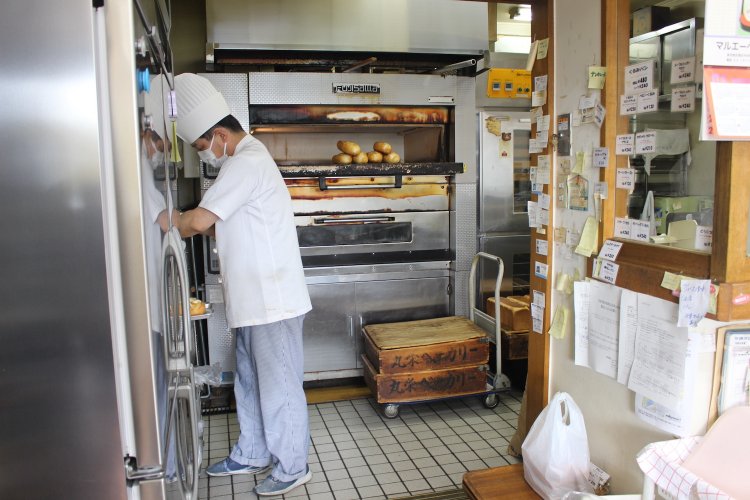 レジ奥にあるフランスパンの窯からはいい香りが……。
