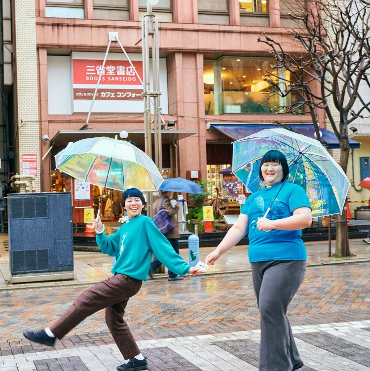 神保町すずらん通りで、「雨に唄えば」。ほがらかさと穏やかさが同居している。