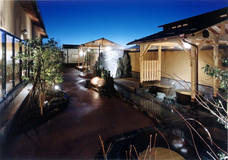 植え込みなどで、四季の風情を演出した露天エリア。