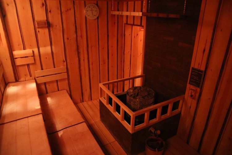 セルフロウリュができる特注のストーブが設置された男性専用サウナ“神宿るサウナ「サウナ-禅-」”。