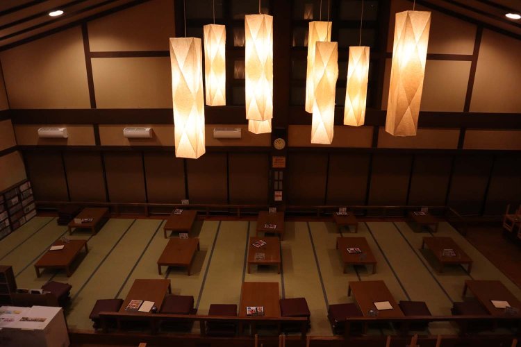 天井が高く開放的な「食事処 えびす」には座敷席のほかテーブル席も用意されている。