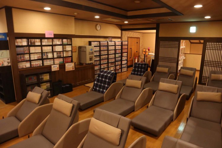 休憩スペースの一角にあるマンガコーナー。出版社別に並べられているので探しやすい。