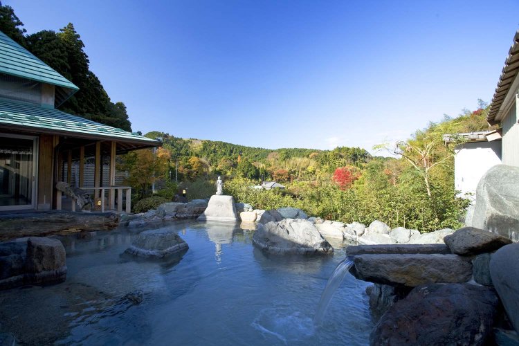 開放感と野趣あふれる露天風呂。真ん中で観音様が見守っている。