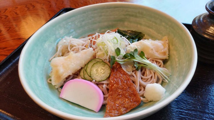 キツネや天ぷら、かまぼこなど、具だくさんのごりやくそば。