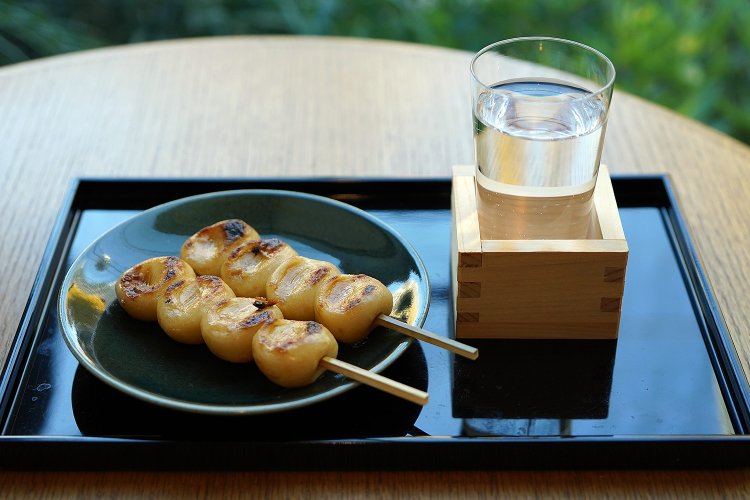 岡倉天心長男、岡倉一雄氏の随筆にちなむ天心セット（焼2本・冷酒グラス）1320円。