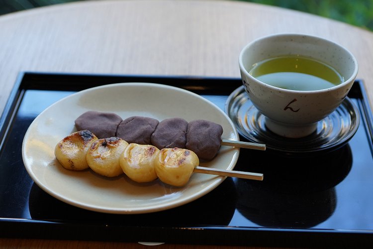 羽二重だんご（煎茶付）2本616円。