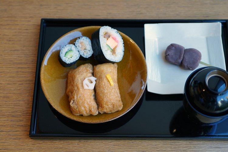 数量限定の藤稲荷セット。店内1320円、持ち帰り（汁物を除く）1080円。