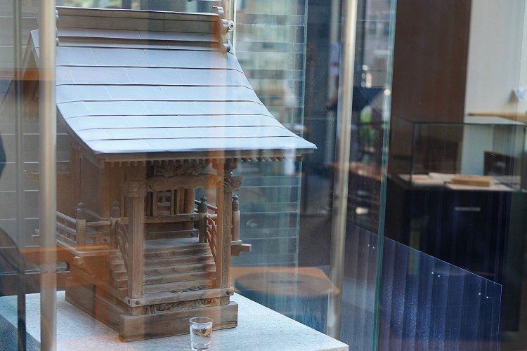 パワースポットといわれる『藤稲荷大明神』。リニューアル後は坪庭に鎮座する。