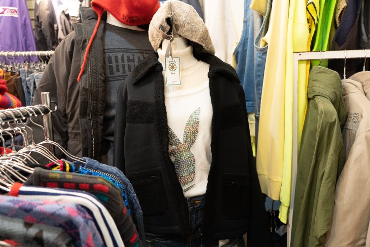 マネキンが着ているインナーのウサギには見覚えがあるはずだ。