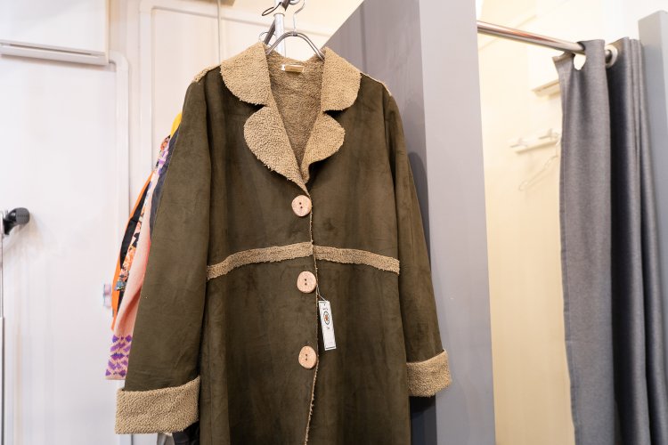 スエードのコート。裏地とのコンビがかわいい。