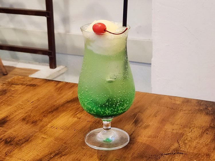 昔ながらのメロンクリームソーダ 700円。