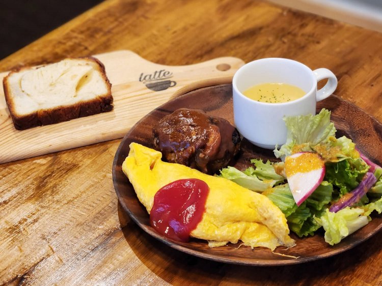 latte特製オムライスプレート 1200円。