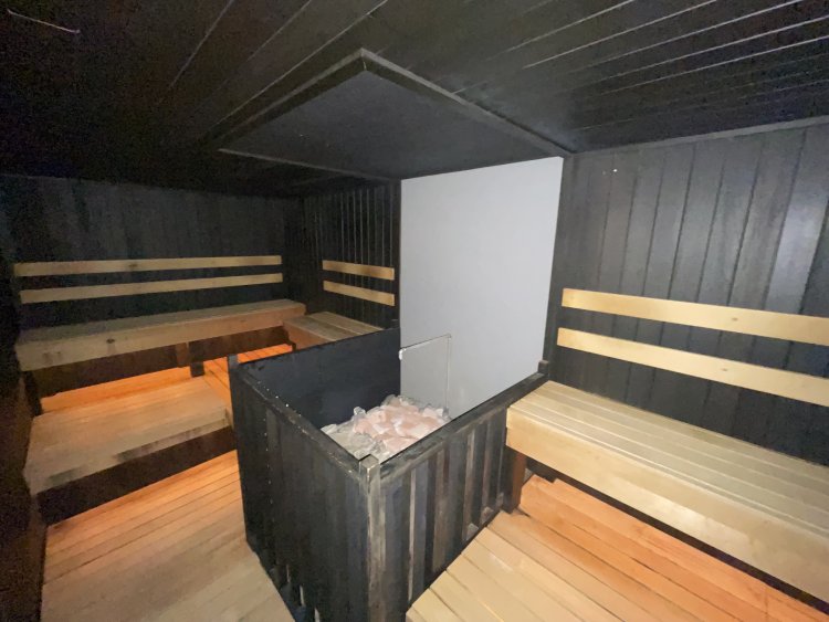 天井が低く作られているので、ロウリュウの効果が大きなサウナ。
